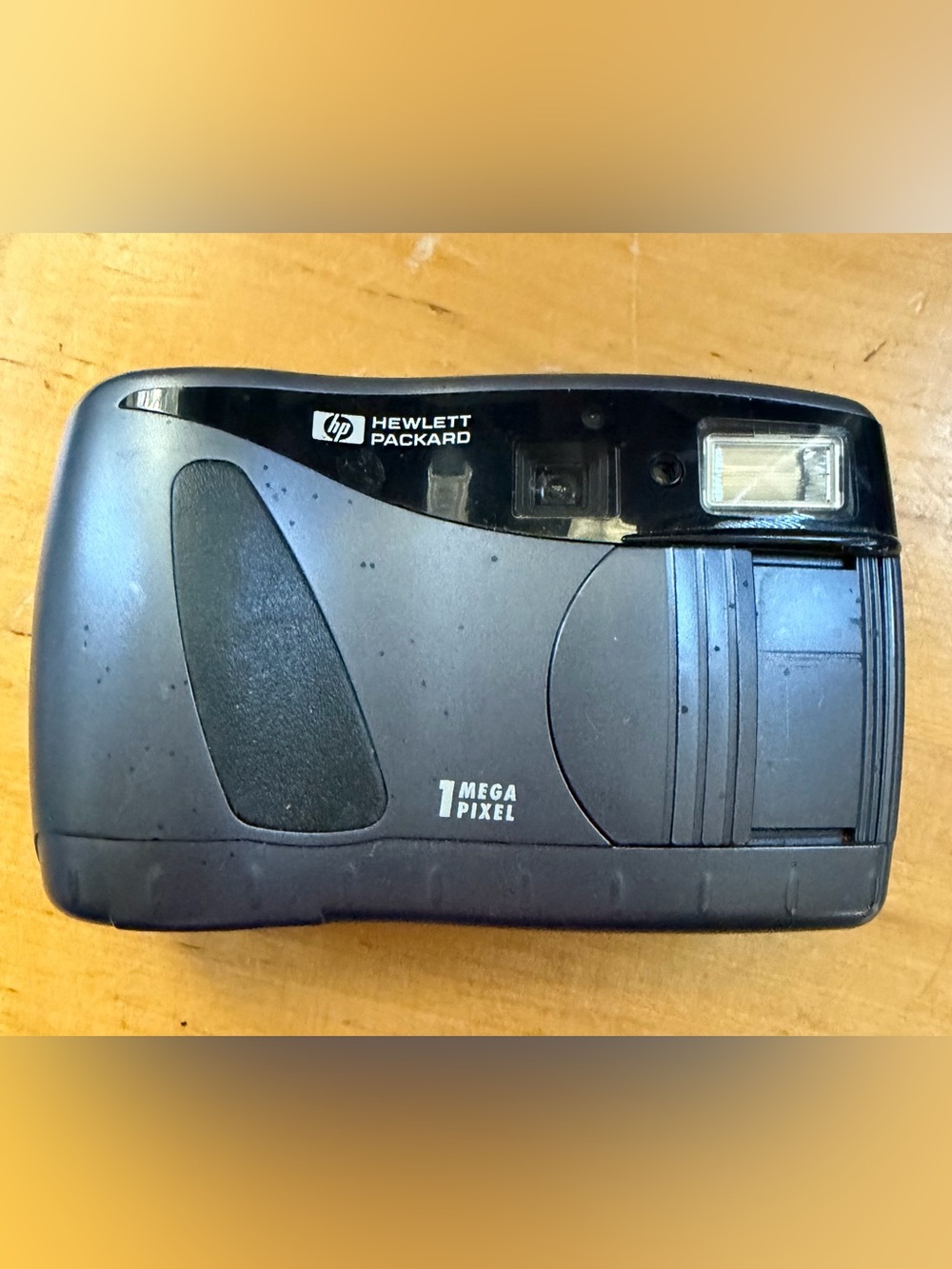 Vintage Hewlett Packard 1 Megapixel Point-and-Shoot Camera - Black